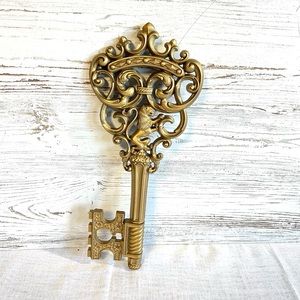 Vintage gold resin key wall decor dart lion head